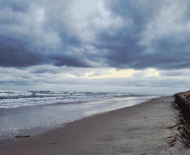 Sztormowa plaża w Dębkach